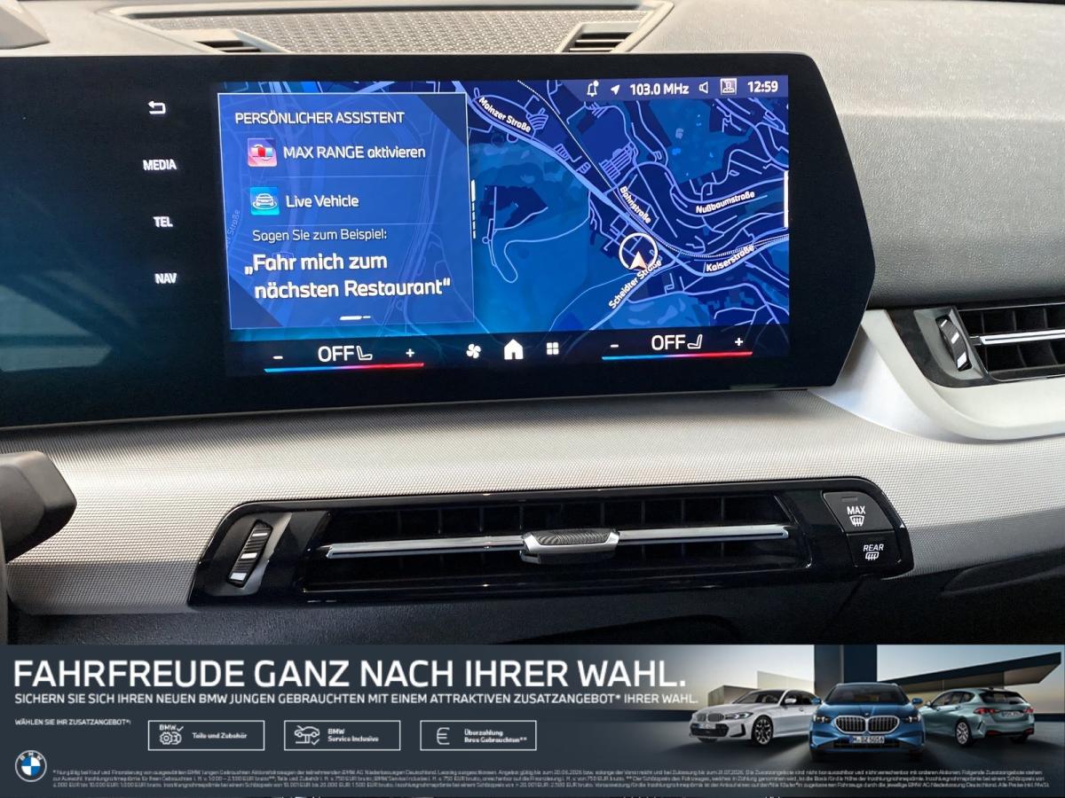 Mehrere Fahrzeuge im Bild