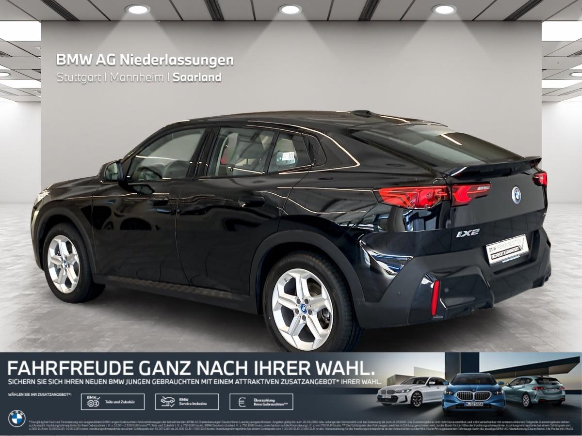 Mehrere Fahrzeuge im Bild
