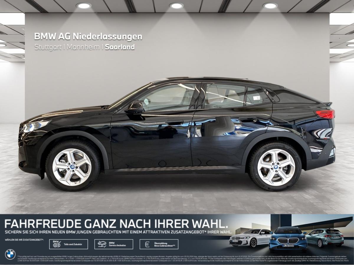Mehrere Fahrzeuge im Bild