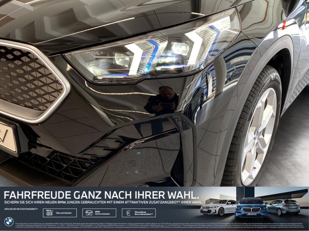 Mehrere Fahrzeuge im Bild