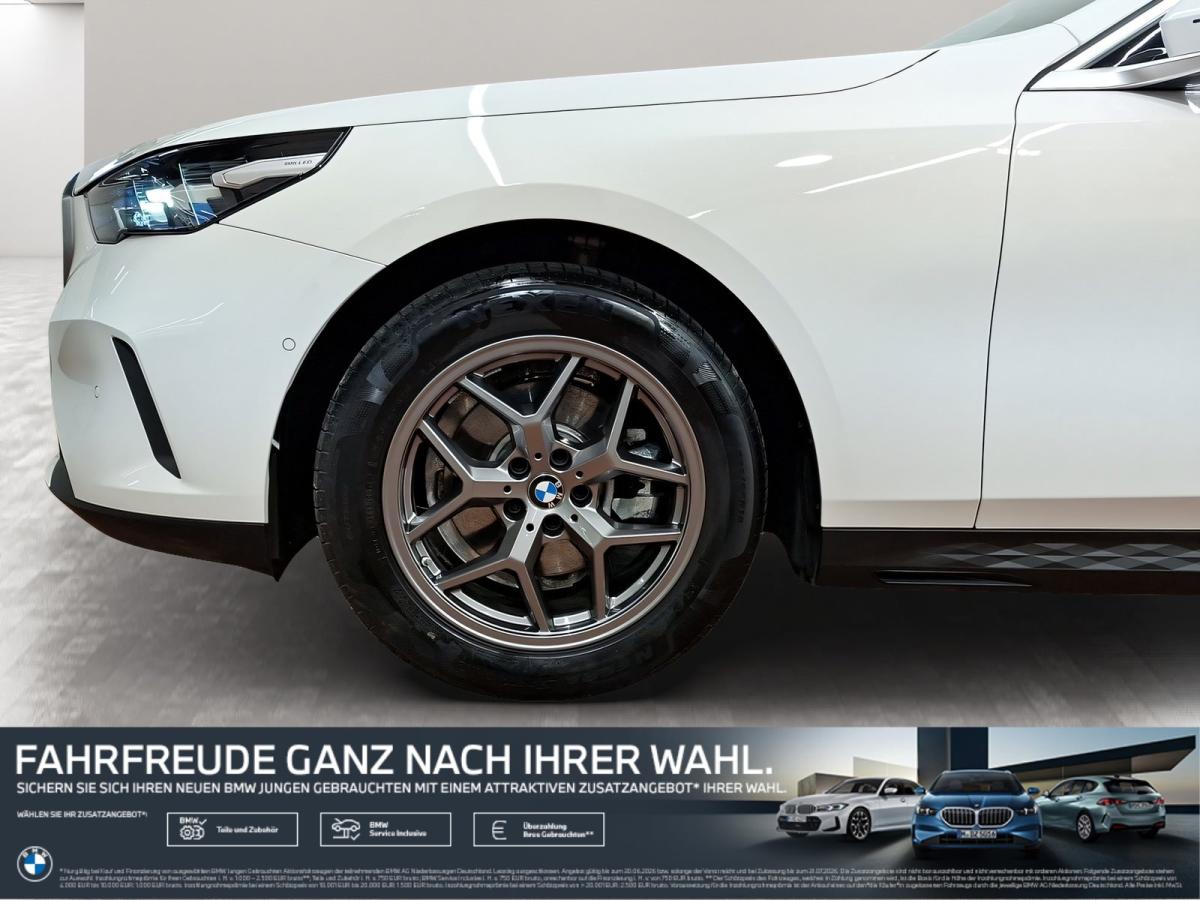 BMW 520i Touring mit Detailansicht auf die Felgen