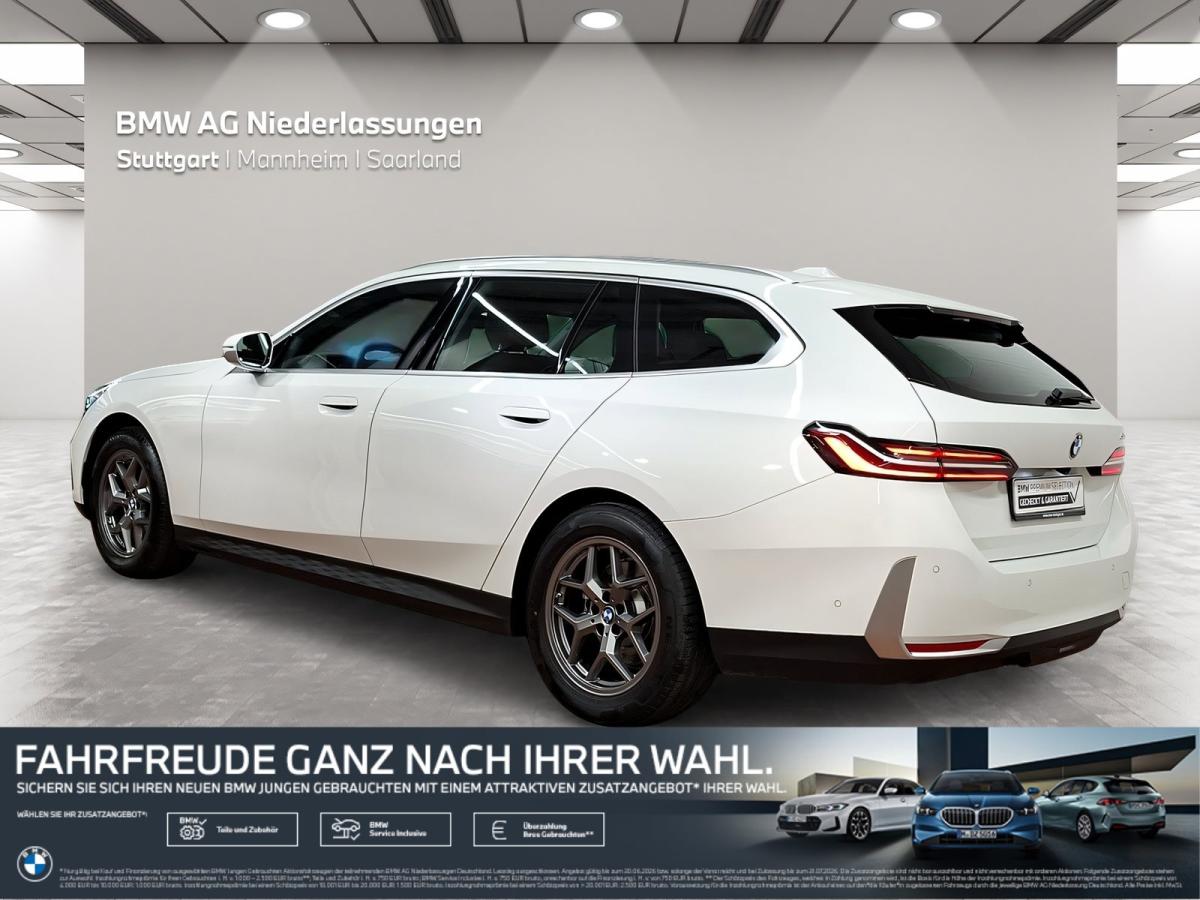 Mehrere Fahrzeuge im Bild