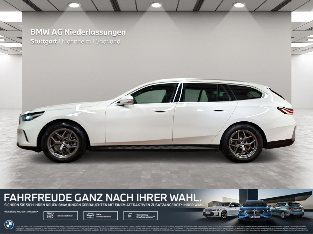Mehrere Fahrzeuge im Bild