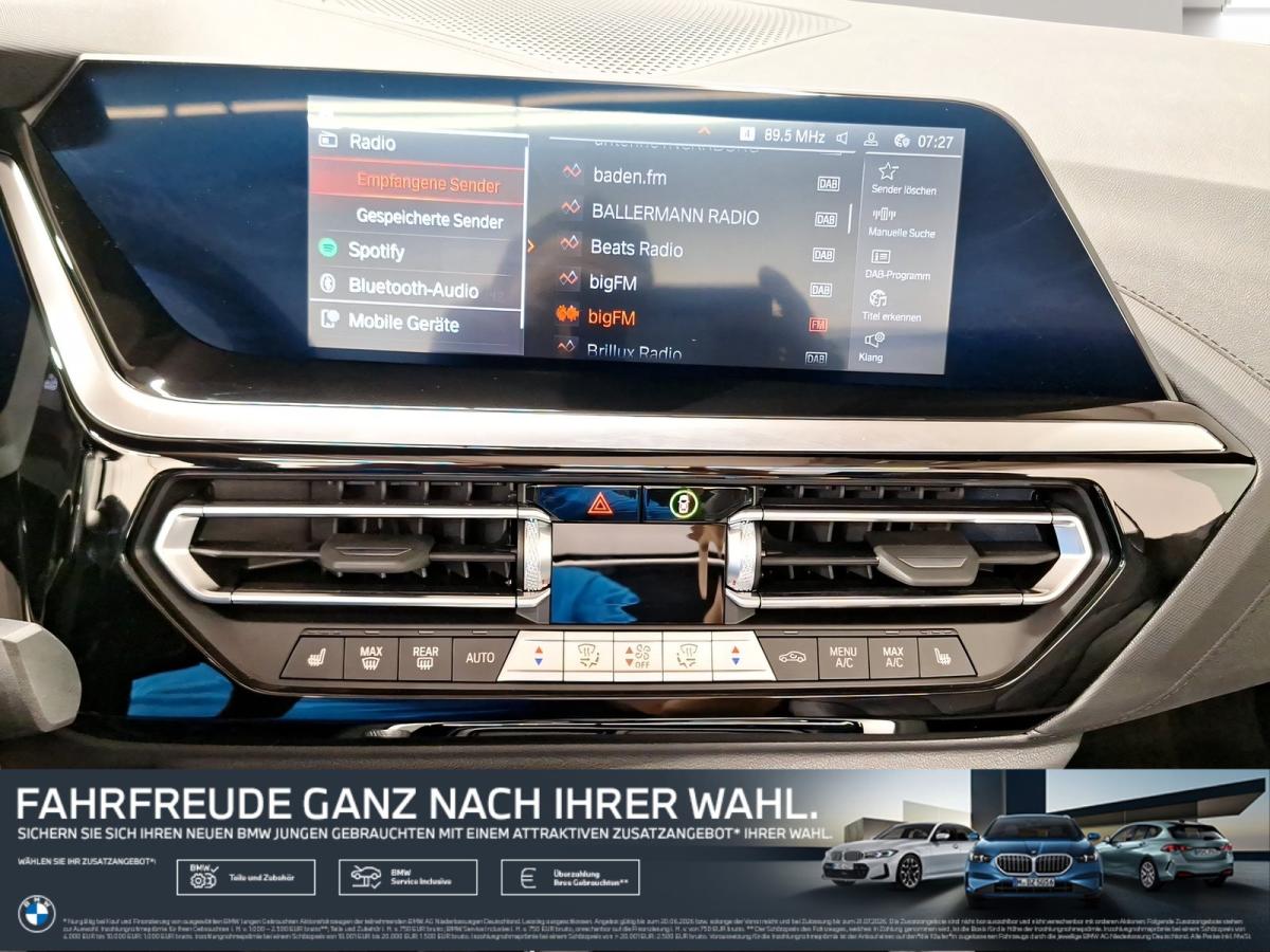 Mehrere Fahrzeuge im Bild