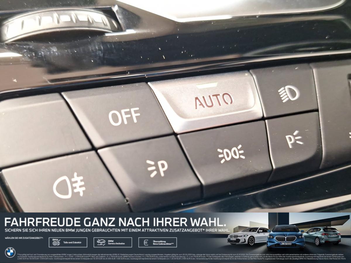 Mehrere Fahrzeuge im Bild