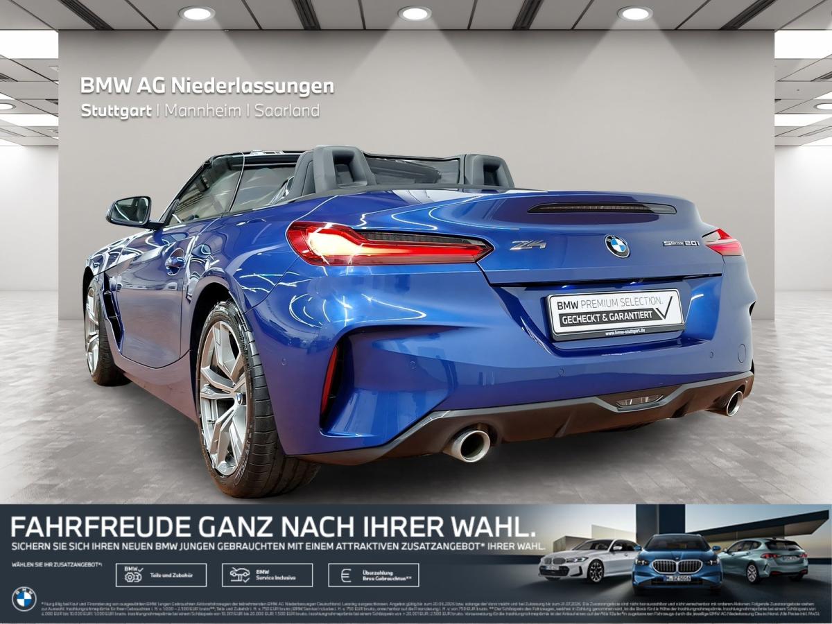 Mehrere Fahrzeuge im Bild