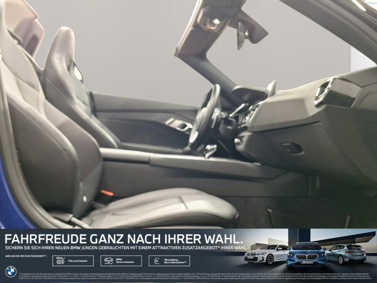 Mehrere Fahrzeuge im Bild