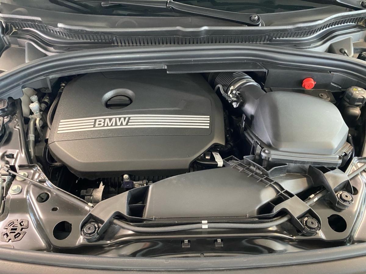 BMW 220i Active Tourer von vorne in Weiß