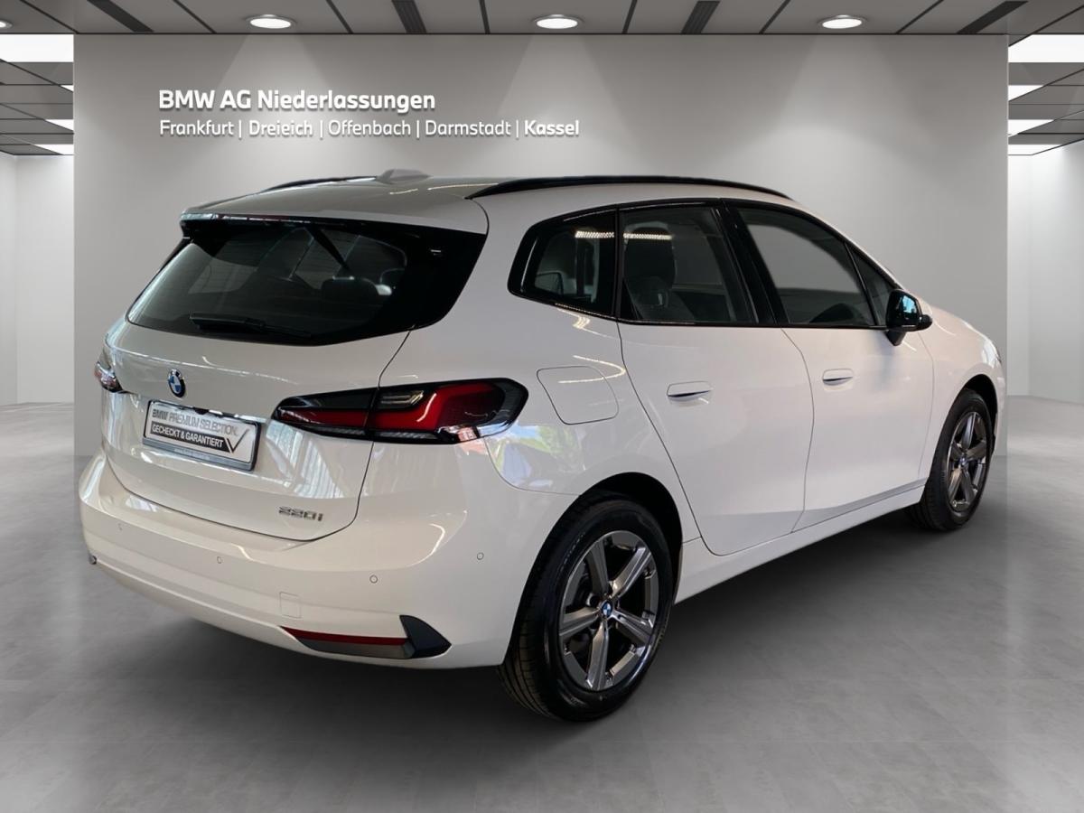 BMW 220i Active Tourer von der Seite in Weiß