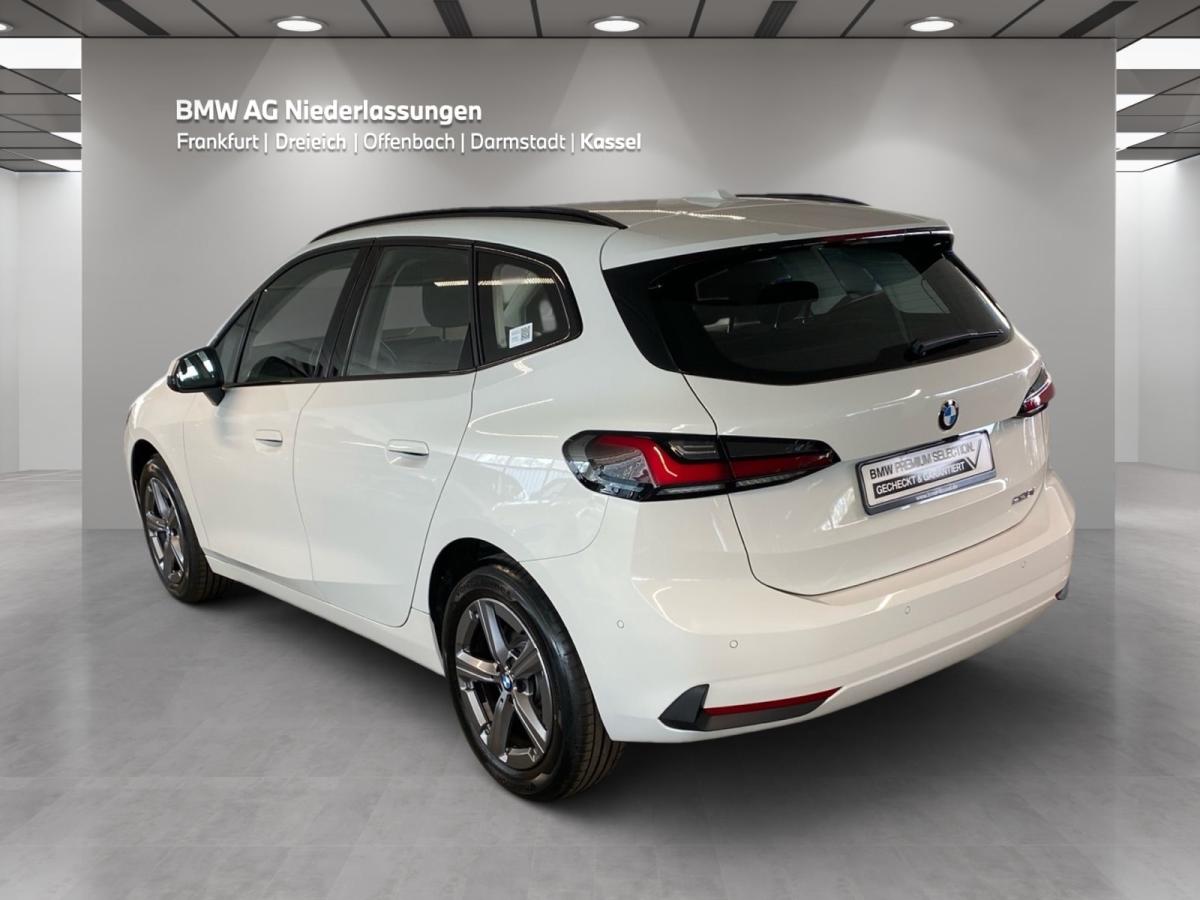 BMW 220i Active Tourer von hinten in Weiß