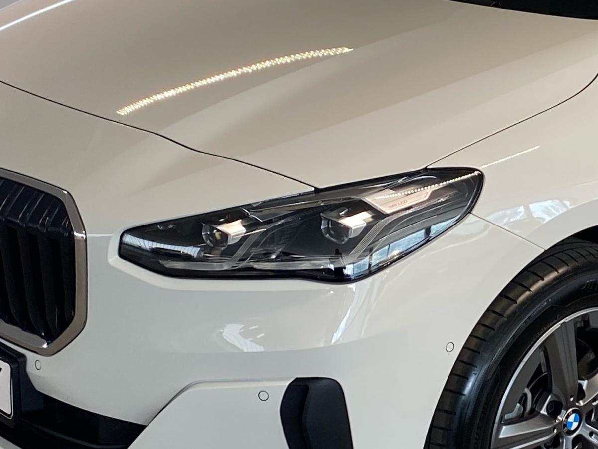 BMW 220i Active Tourer von der Seite in Weiß