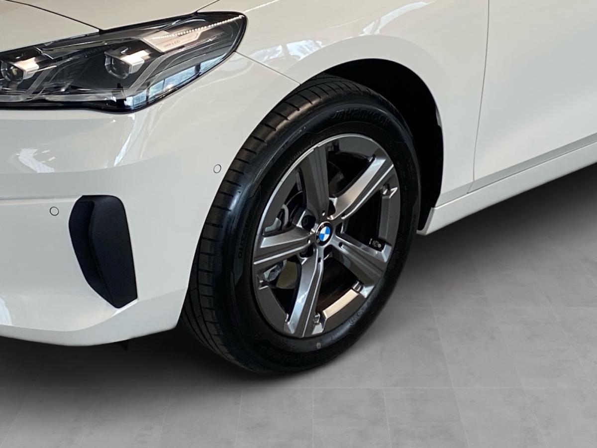BMW 220i Active Tourer mit Detailansicht auf die Felgen