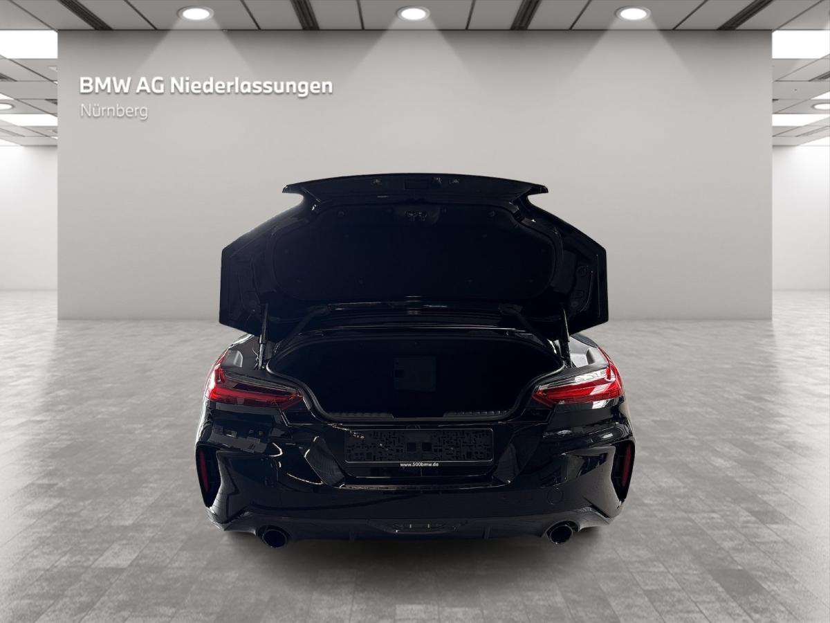 BMW Z4 sDrive20i von hinten in Schwarz