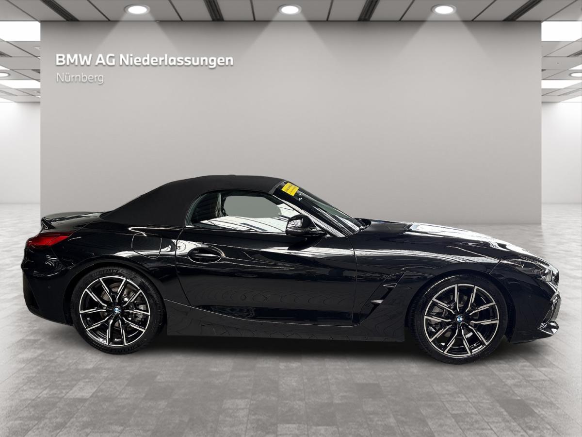 BMW Z4 sDrive20i von der Seite in Schwarz