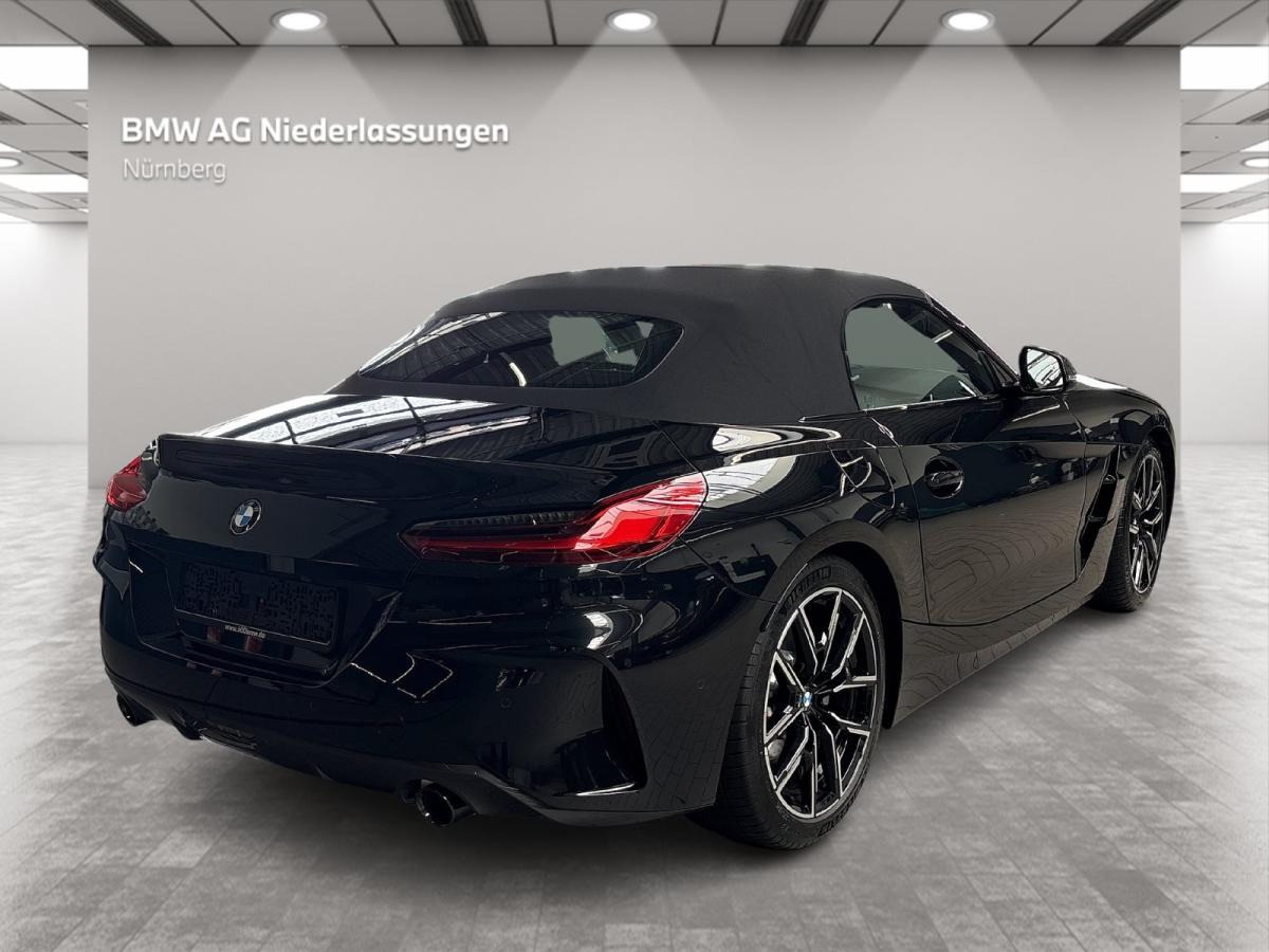 BMW Z4 sDrive20i von der Seite in Schwarz