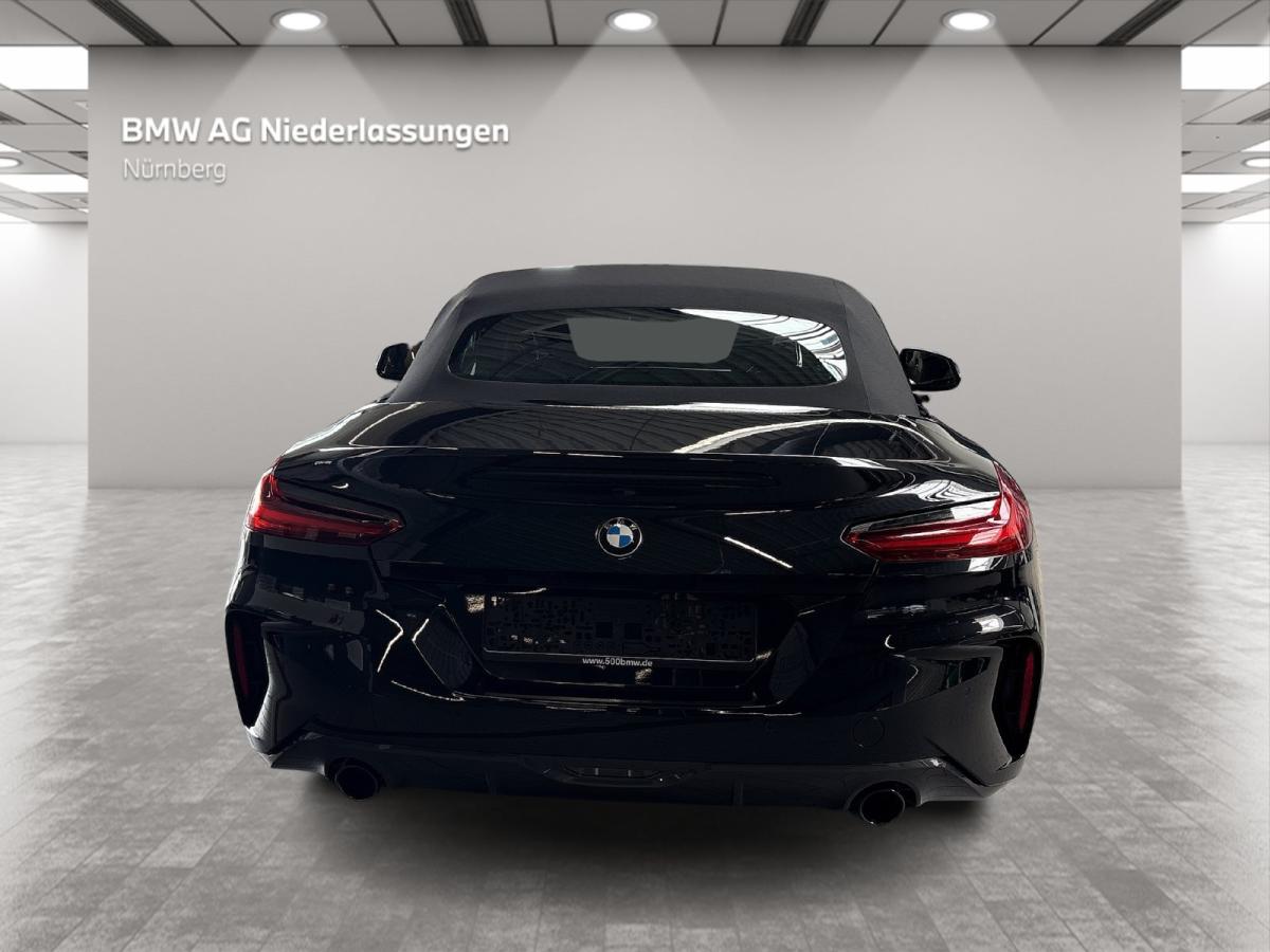 BMW Z4 sDrive20i von vorne in Schwarz