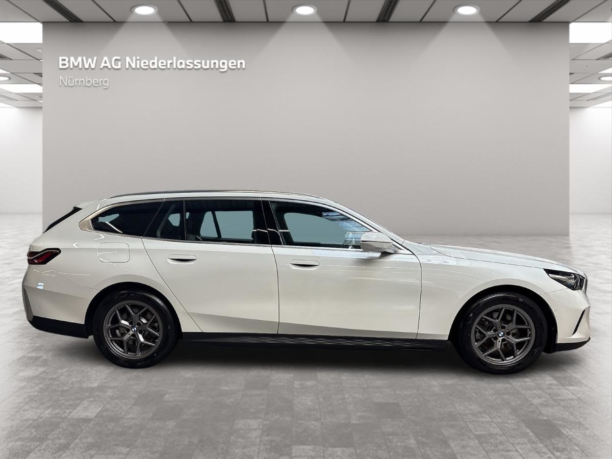 BMW 520d Touring von der Seite in Weiß