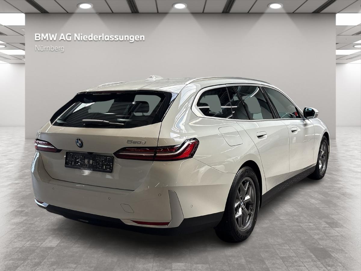 BMW 520d Touring von hinten in Weiß