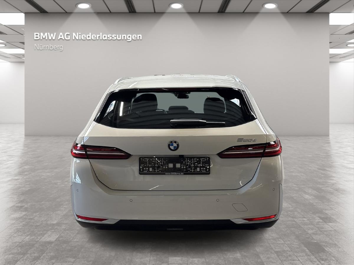 BMW 520d Touring von hinten in Weiß