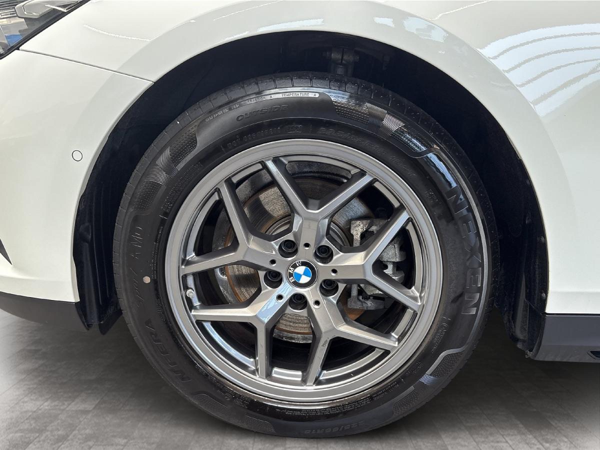 BMW 520d Touring mit Detailansicht auf die Felgen