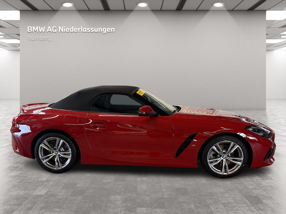 BMW Z4 sDrive20i von der Seite in Rot