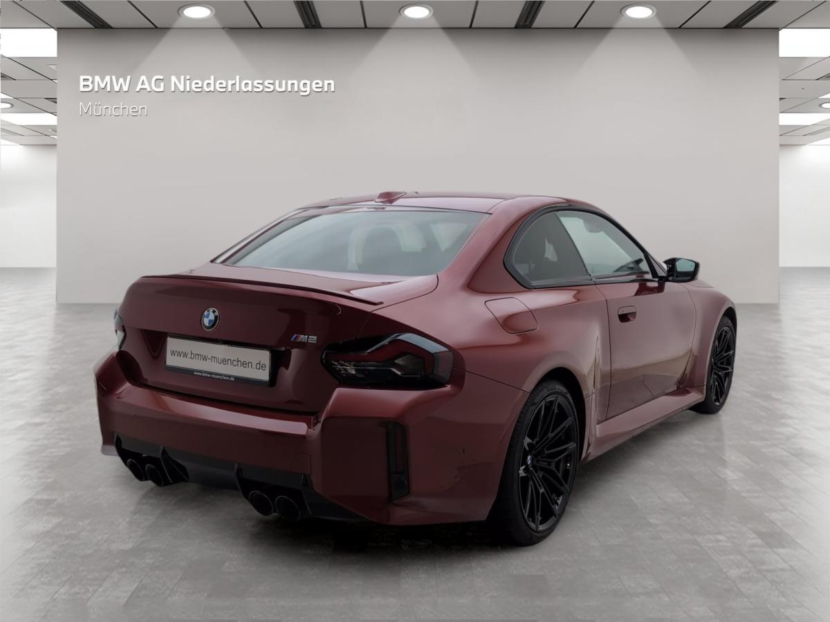 BMW M2 Coupe von der Seite in Sonderlackierung