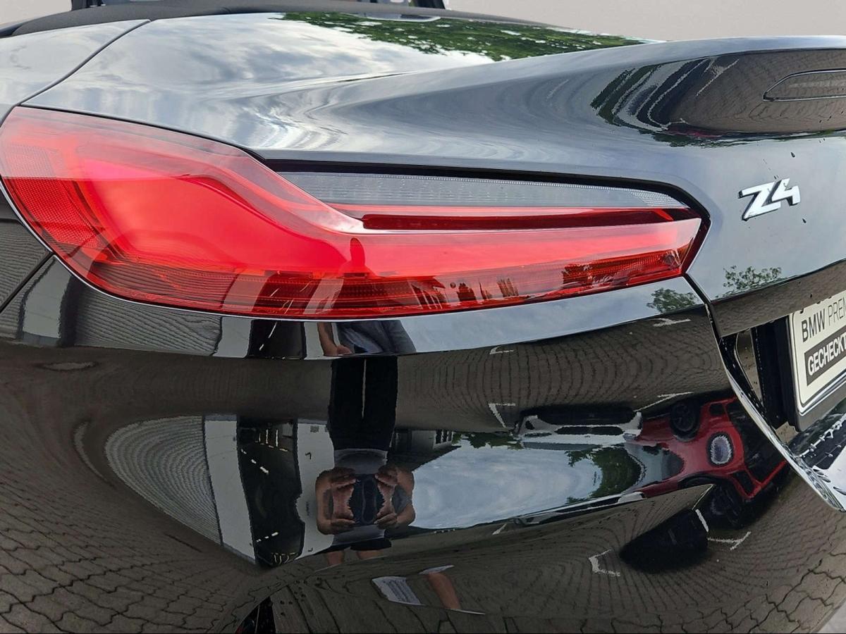 BMW Z4 sDrive20i von hinten in Schwarz