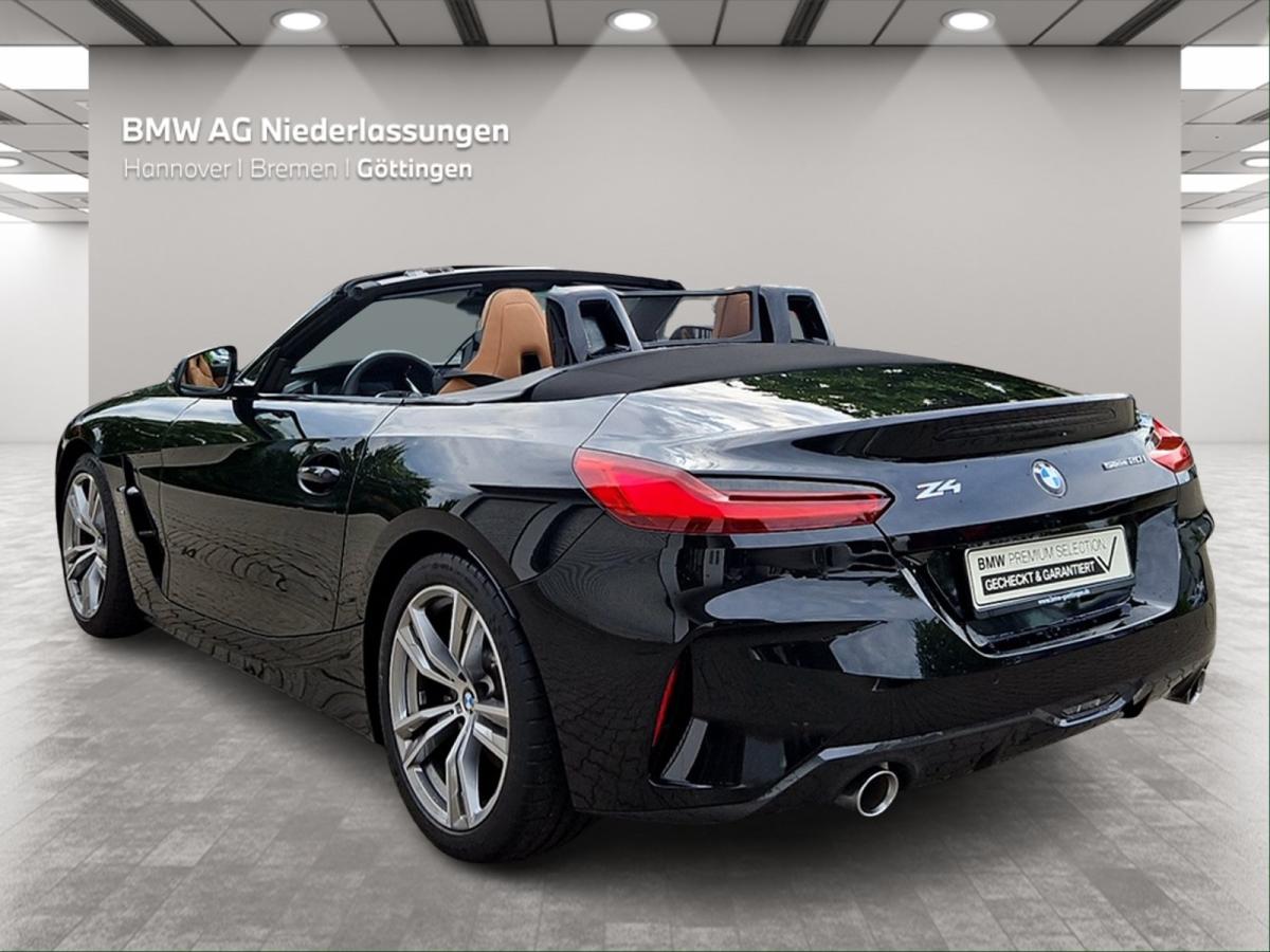 BMW Z4 sDrive20i von hinten in Schwarz