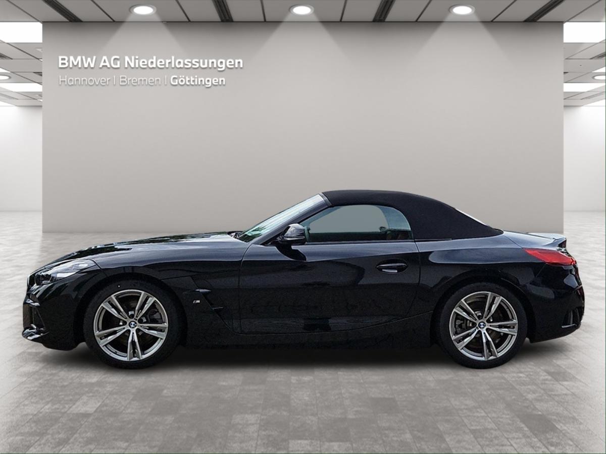 BMW Z4 sDrive20i von der Seite in Schwarz