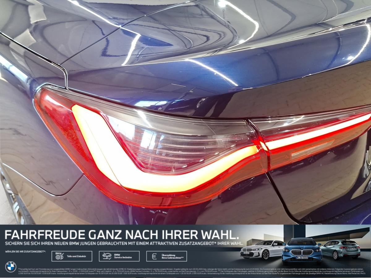 Mehrere Fahrzeuge im Bild