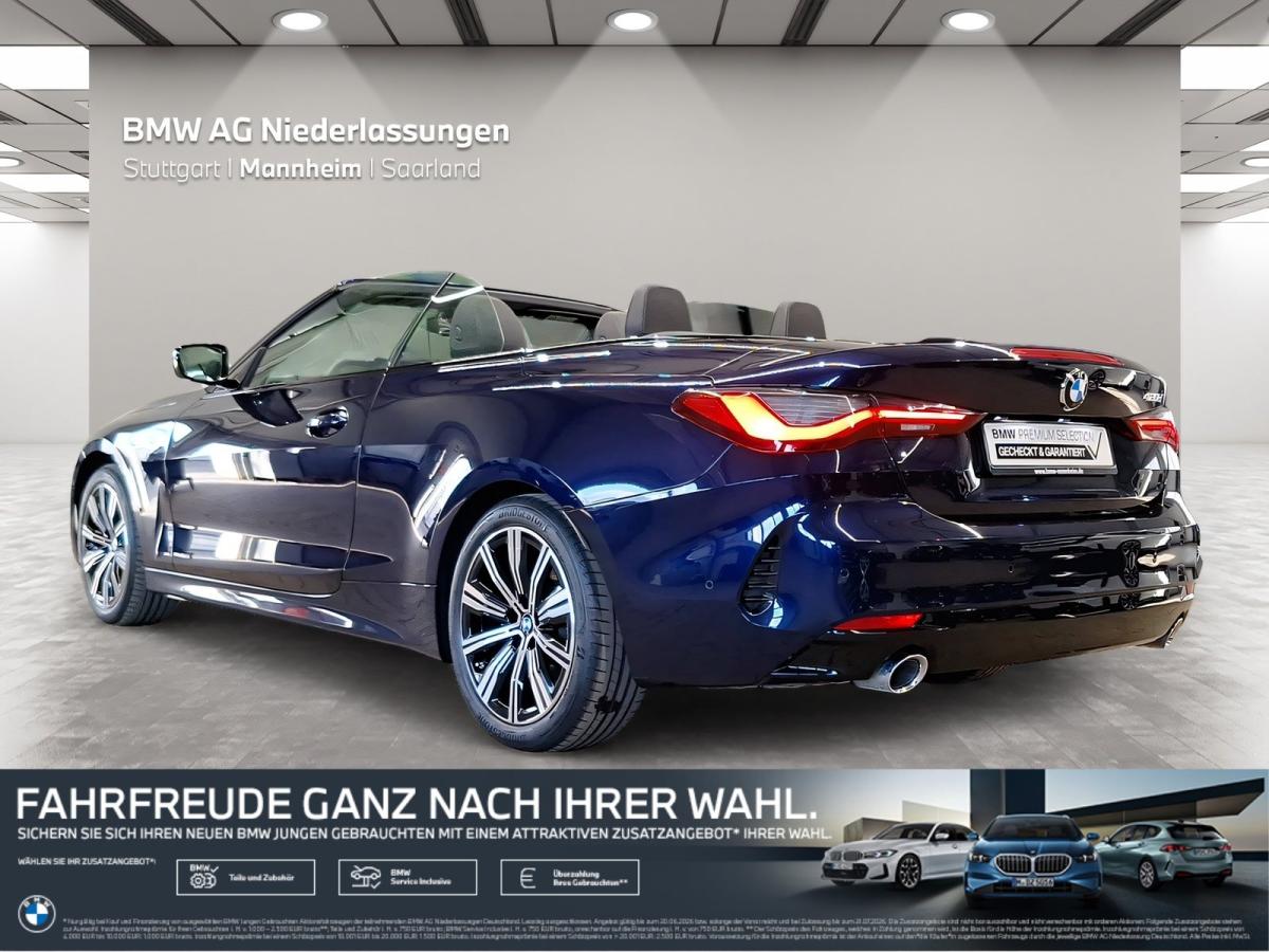 Mehrere Fahrzeuge im Bild