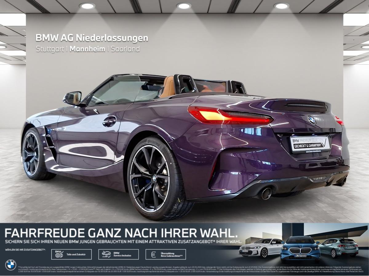 Mehrere Fahrzeuge im Bild