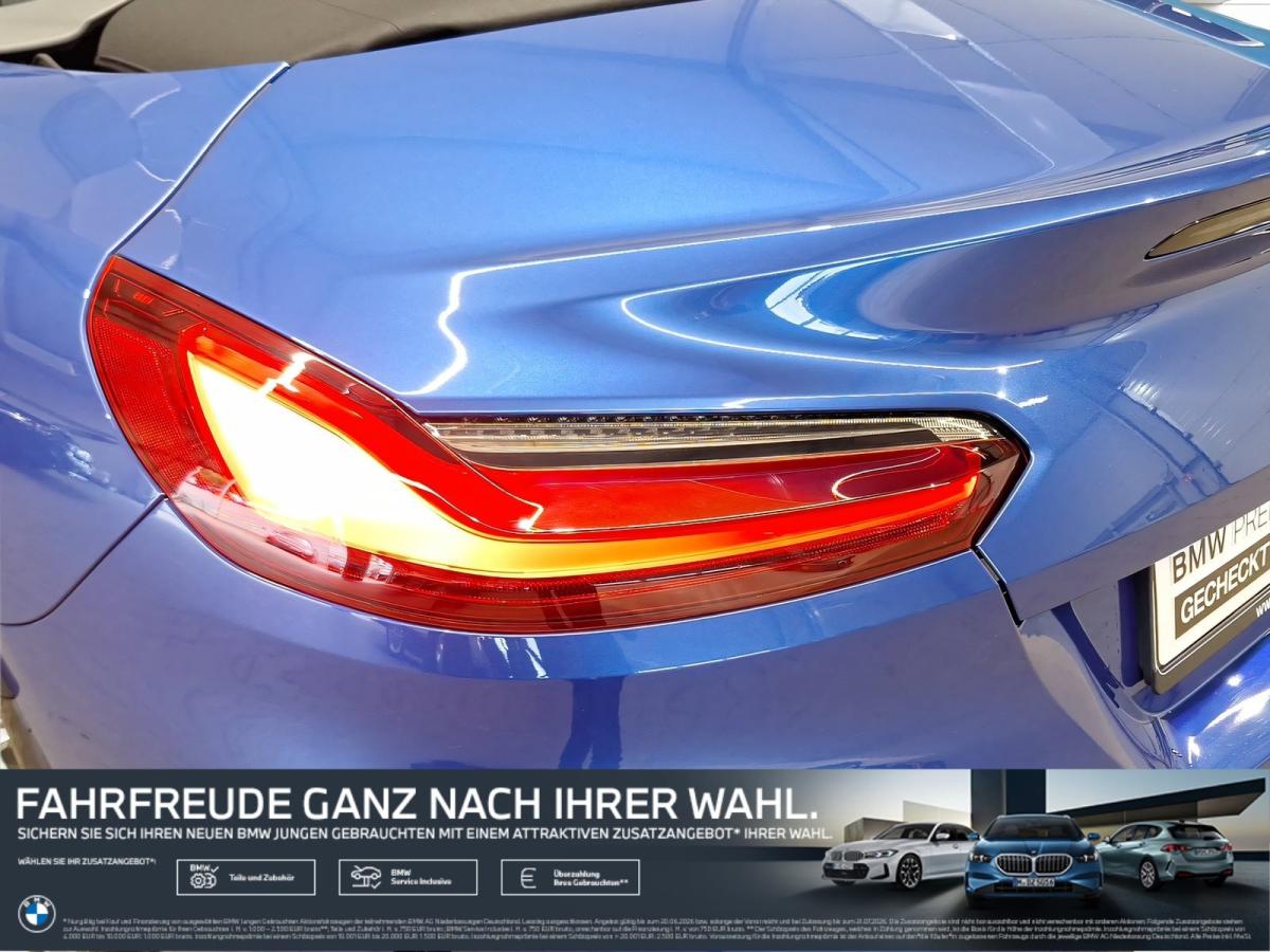 Mehrere Fahrzeuge im Bild