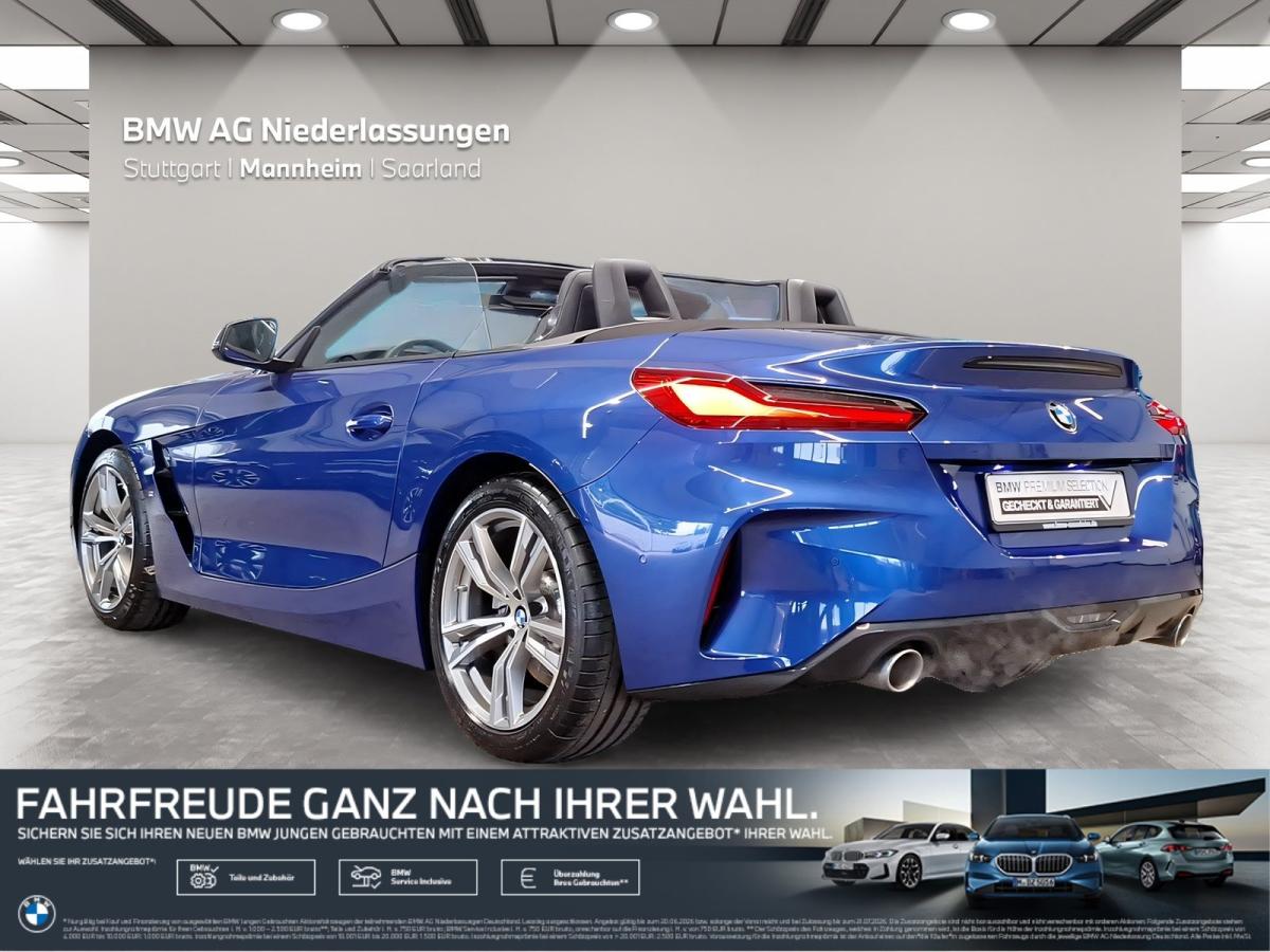 Mehrere Fahrzeuge im Bild