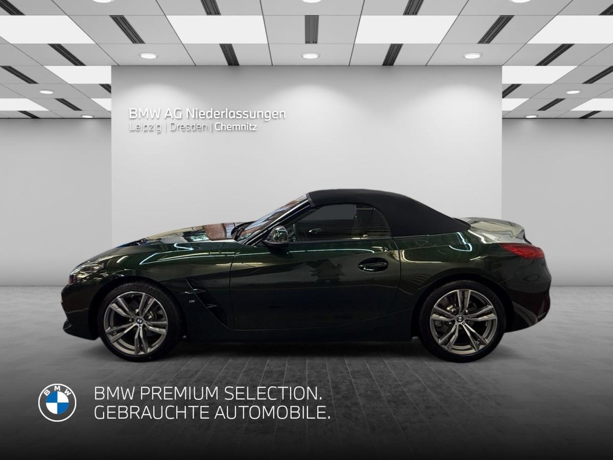 BMW Z4 sDrive20i von der Seite in Grün