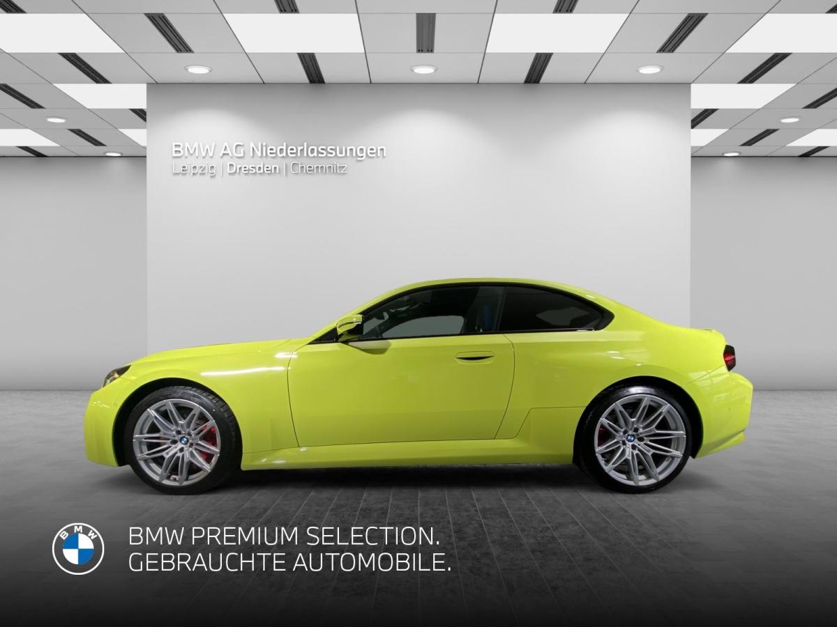 BMW M2 Coupe von der Seite in Gelb