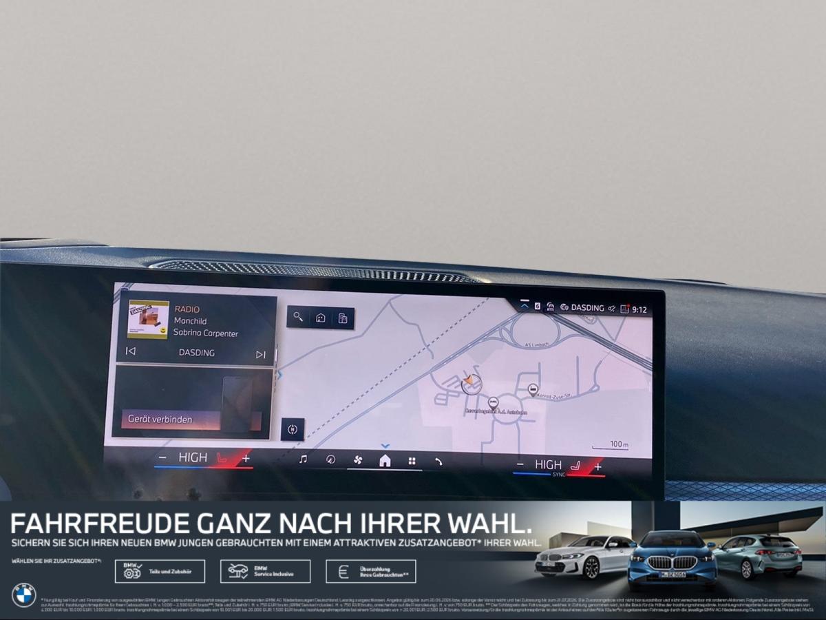 Mehrere Fahrzeuge im Bild