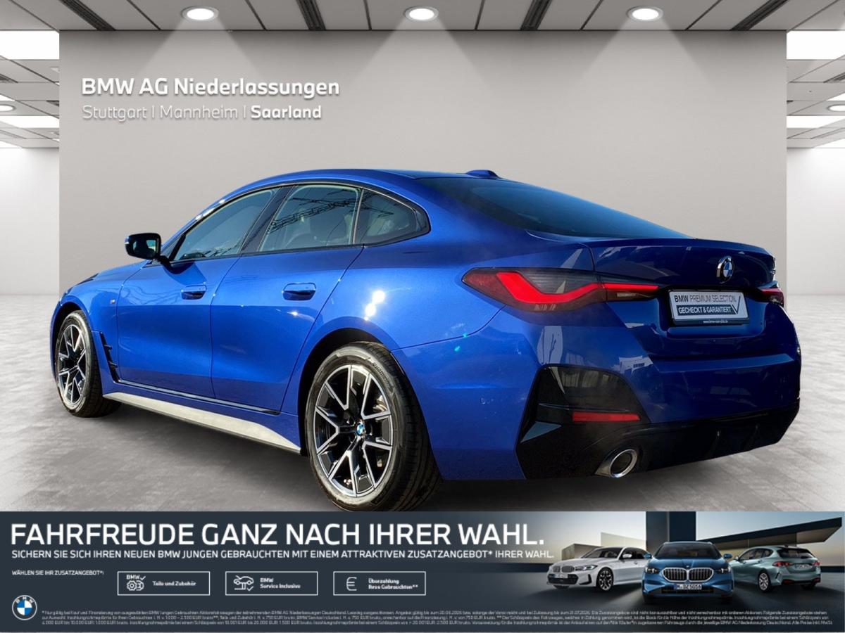 Mehrere Fahrzeuge im Bild
