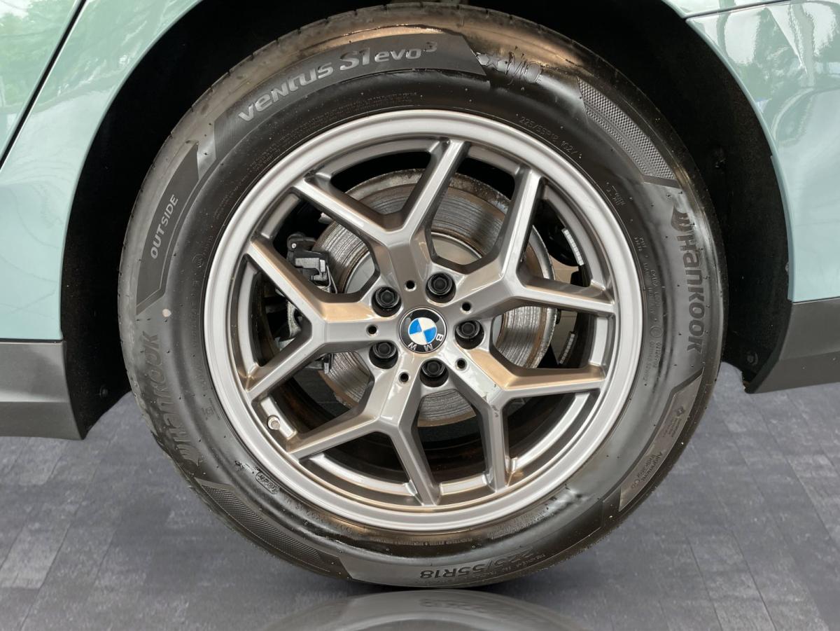 BMW 520d Touring mit Detailansicht auf die Felgen