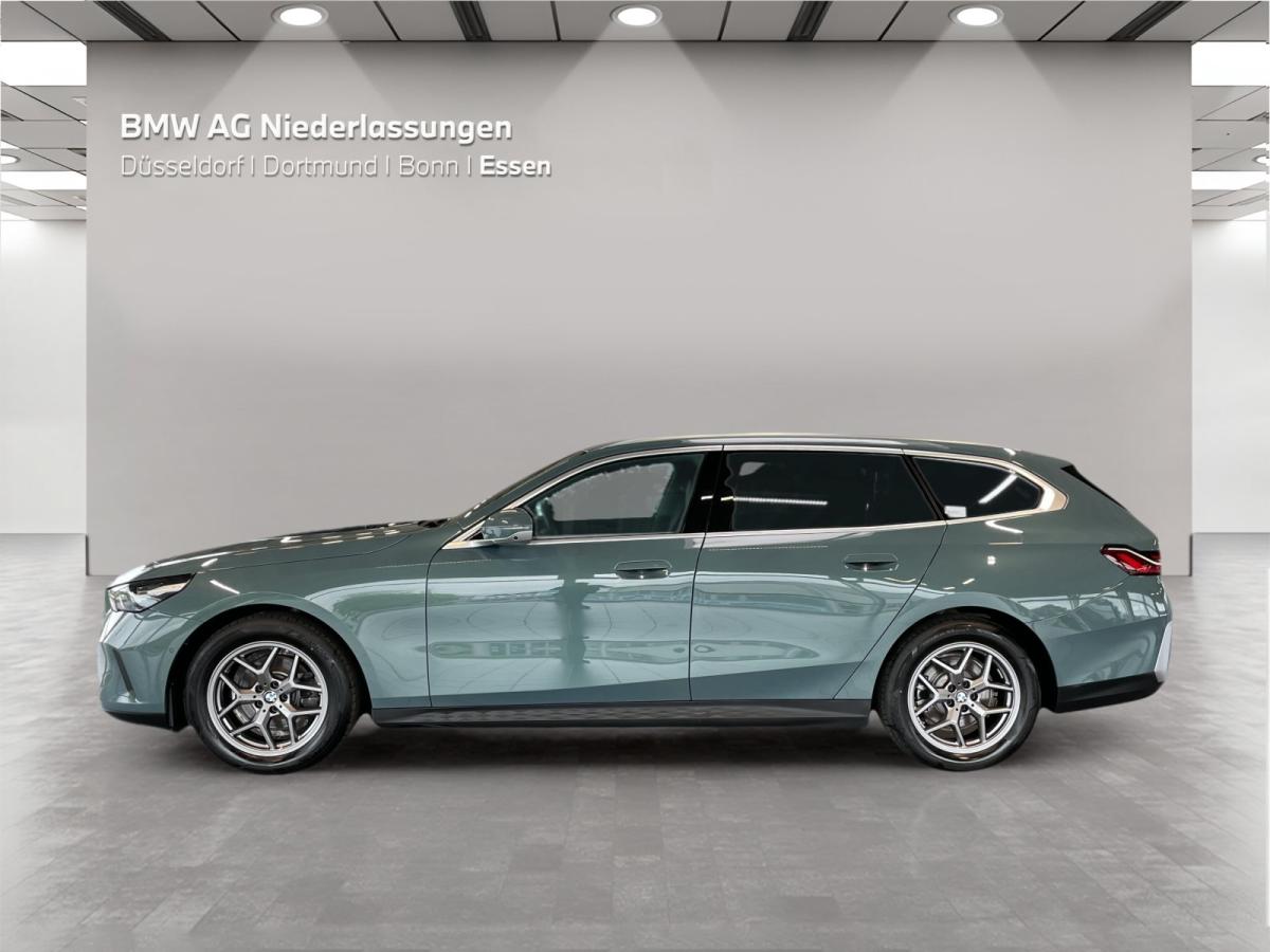 BMW 520d Touring von der Seite in Grün