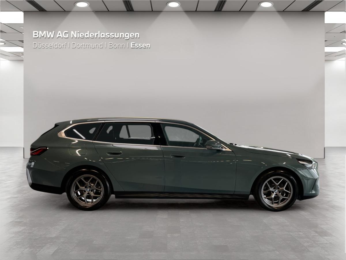 BMW 520d Touring von der Seite in Grün