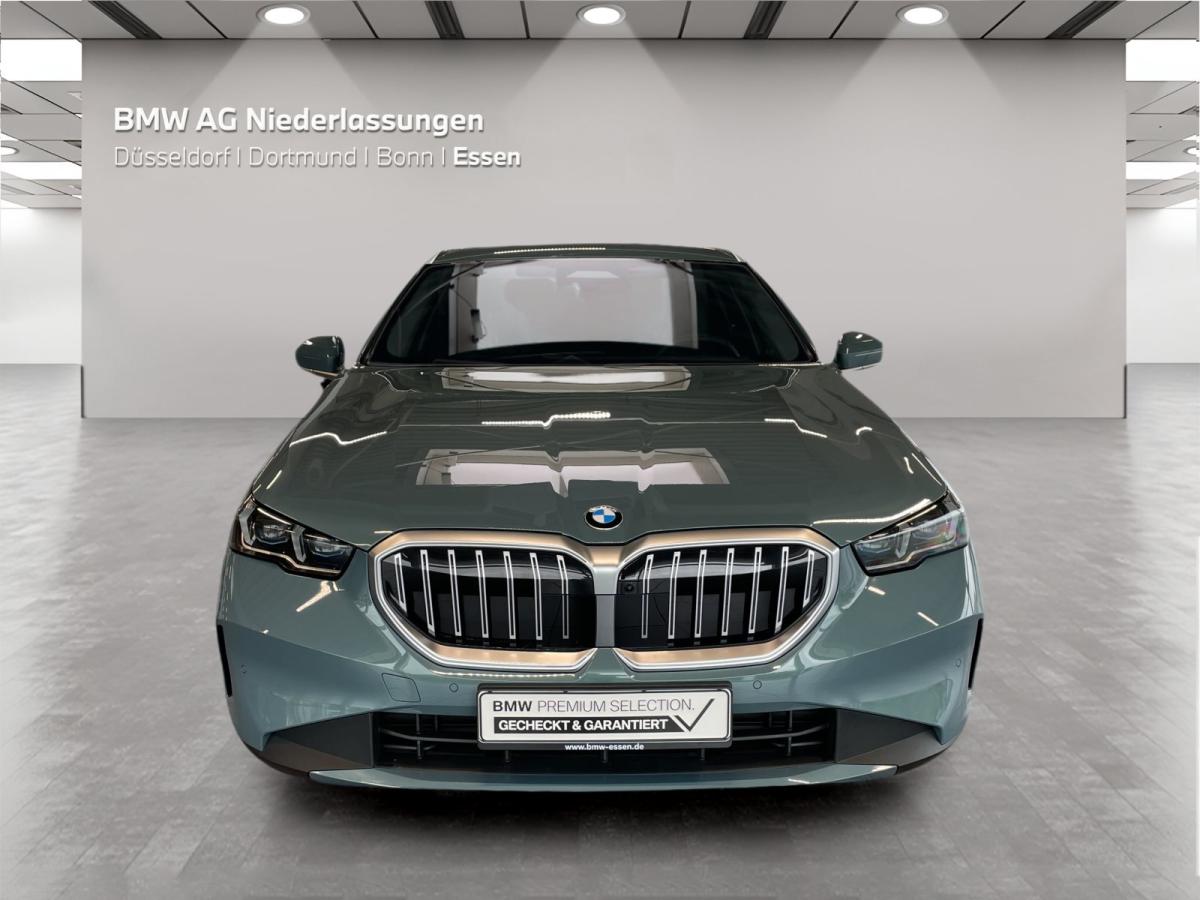 BMW 520d Touring von vorne in Grün