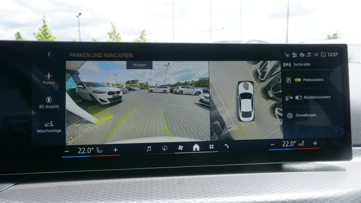 Mehrere Fahrzeuge im Bild