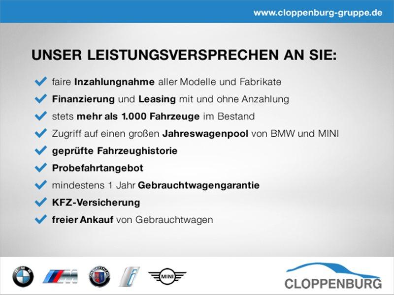 Mehrere Fahrzeuge im Bild