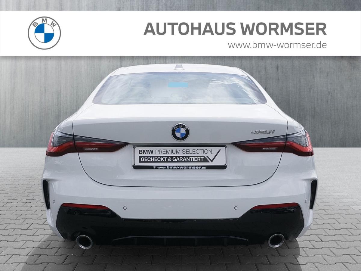 Mehrere Fahrzeuge im Bild