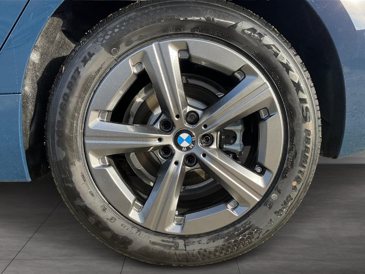 BMW 218i Active Tourer mit Detailansicht auf die Felgen
