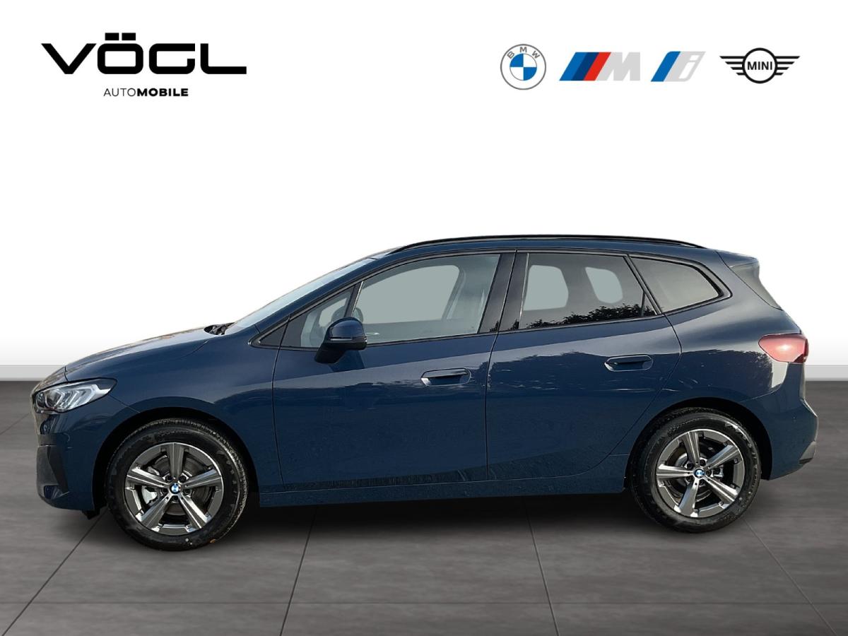 BMW 218i Active Tourer von vorne in Blau