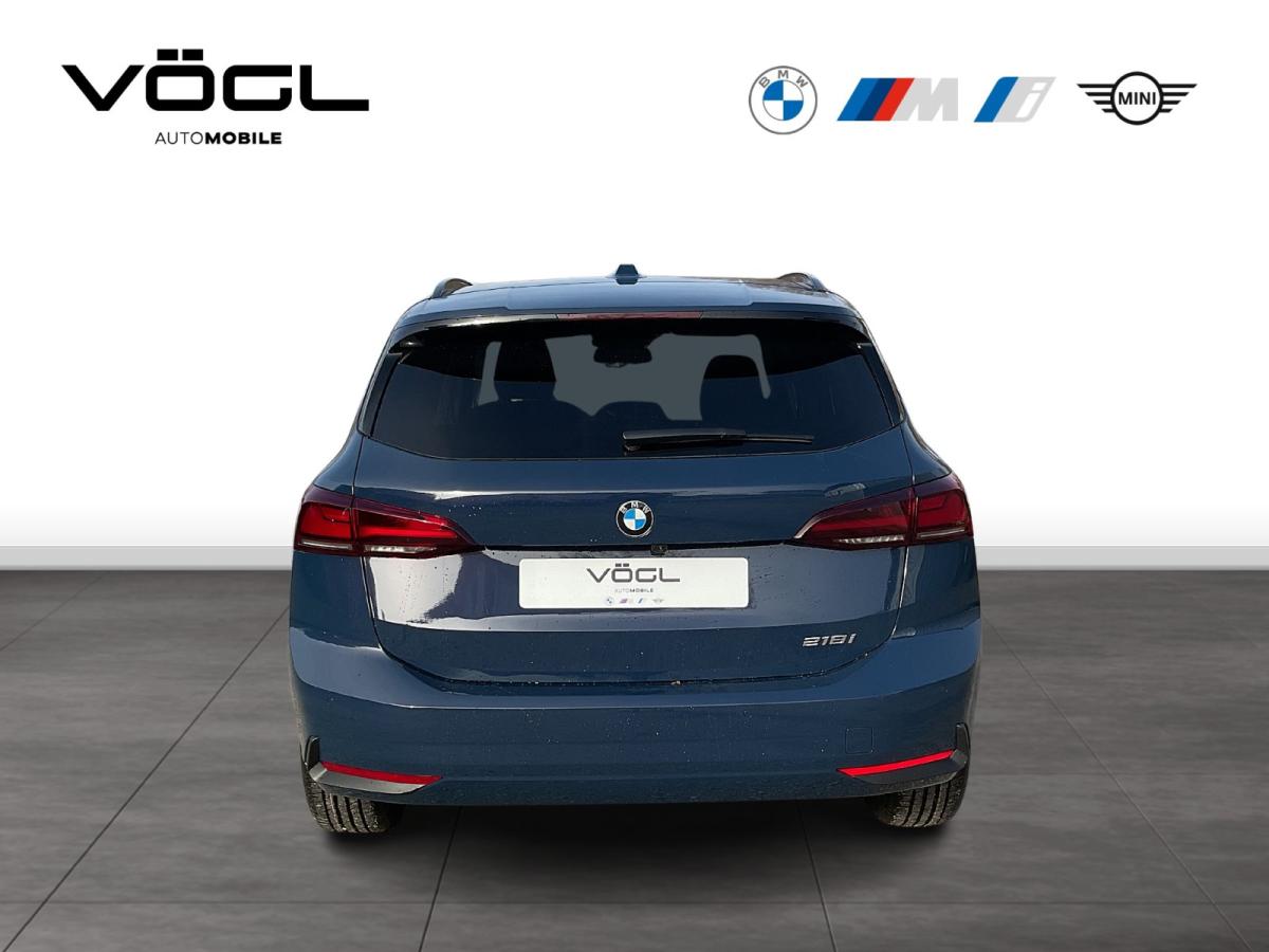 BMW 218i Active Tourer von hinten in Blau
