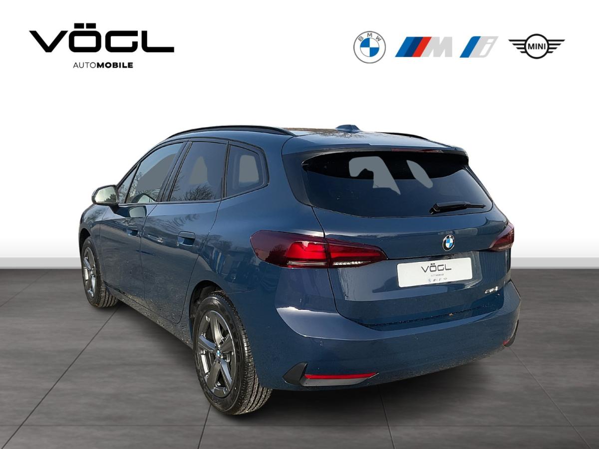 BMW 218i Active Tourer von hinten in Blau