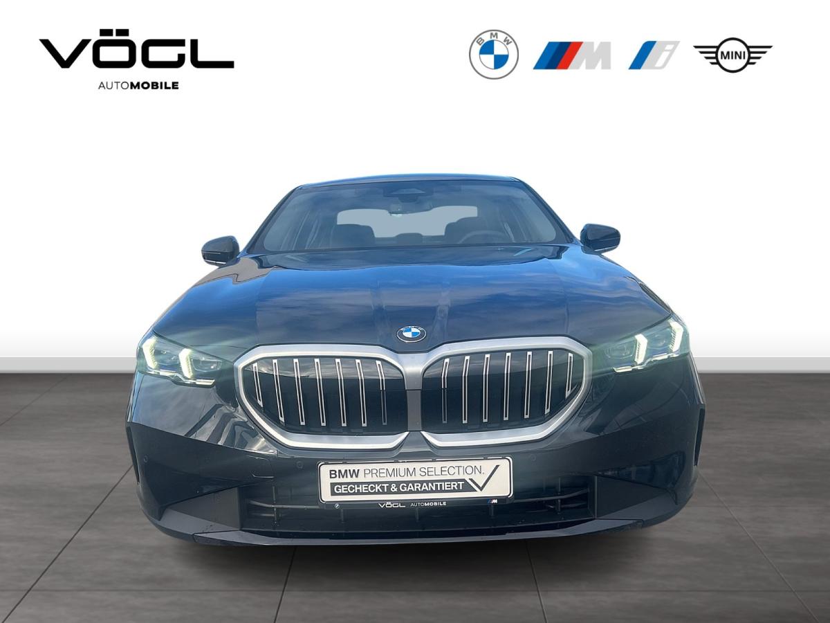 BMW 520d Limousine von vorne in Schwarz